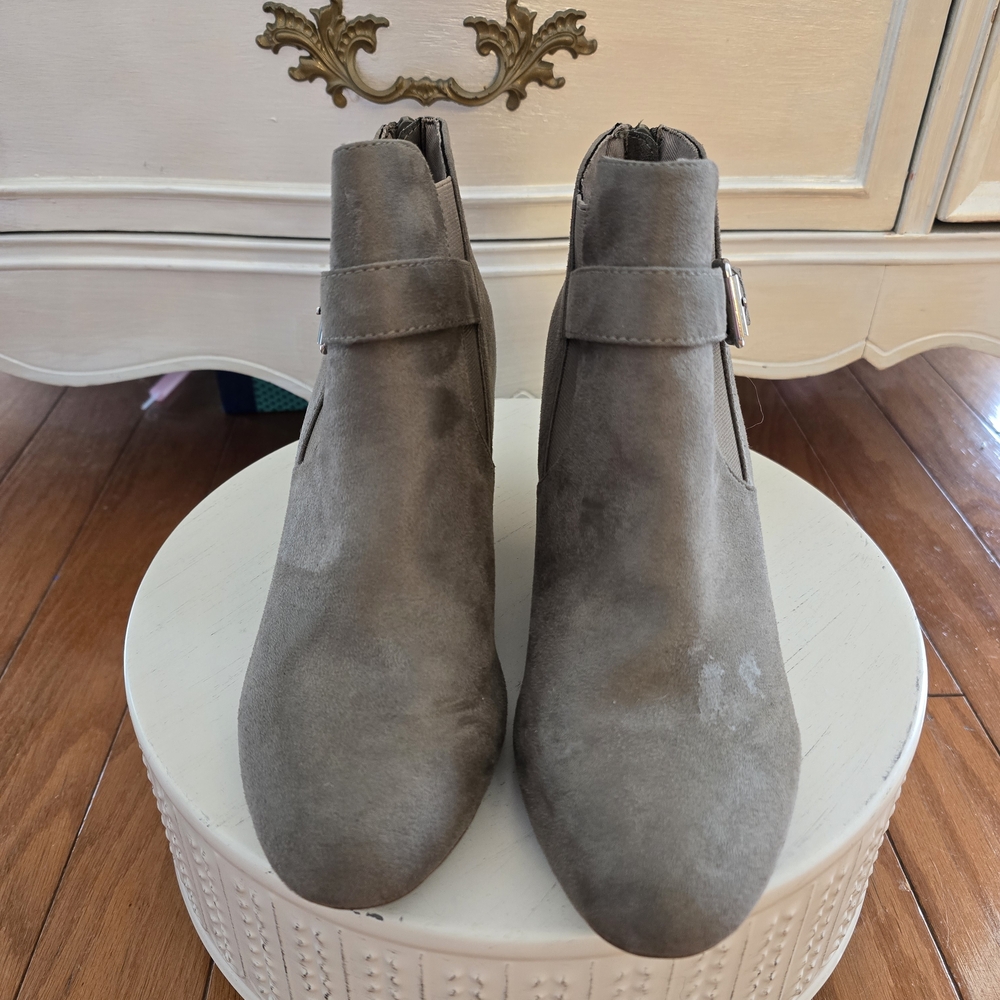 Report Gerard Women's Gray Suede  Ankle Booties